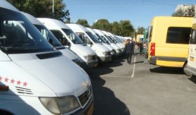 FLASH // PROTEST în fața Guvernului: Transportatorii vor majorarea tarifelor pentru călătorii